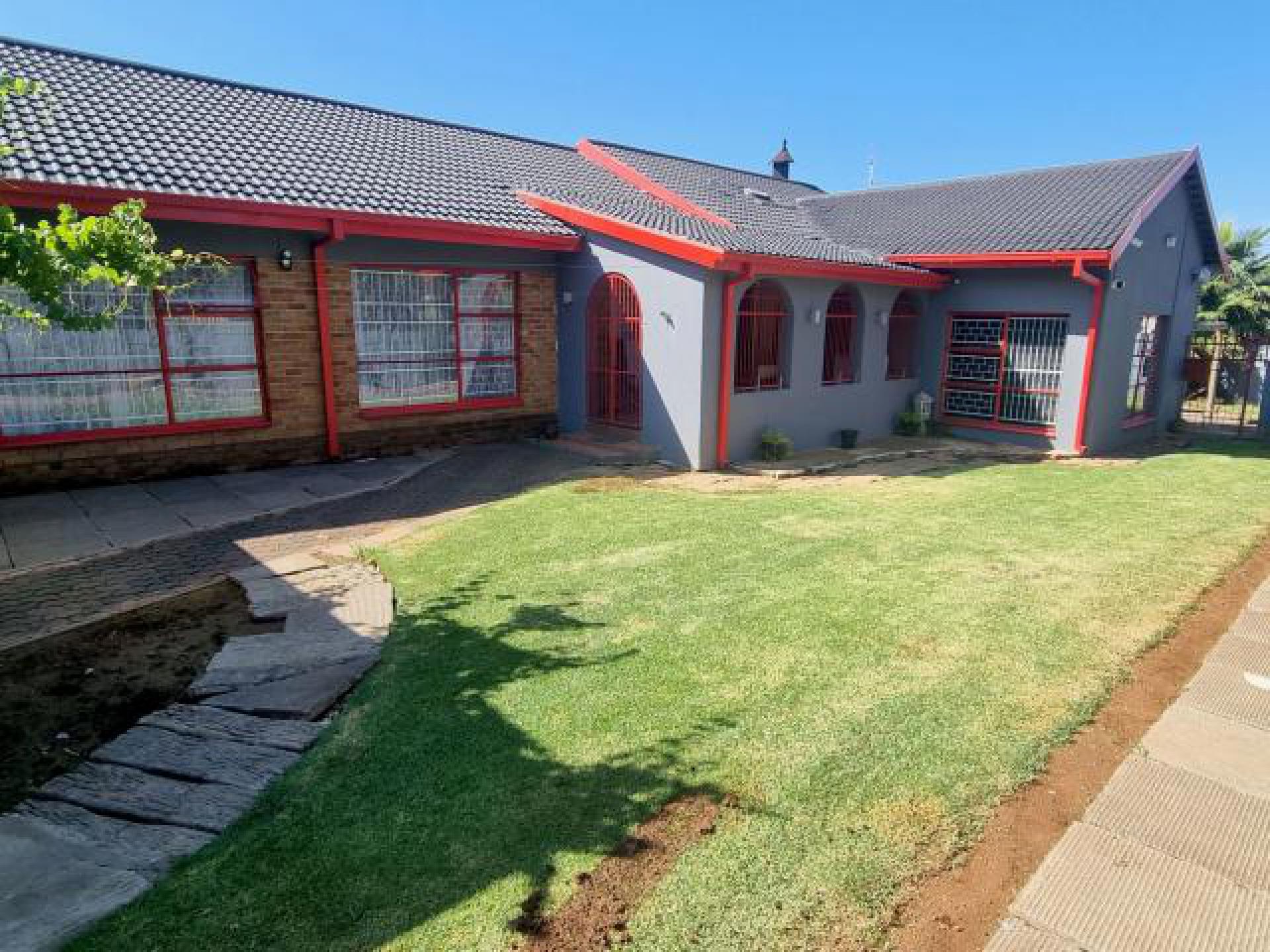 Front View of property in Uitsig