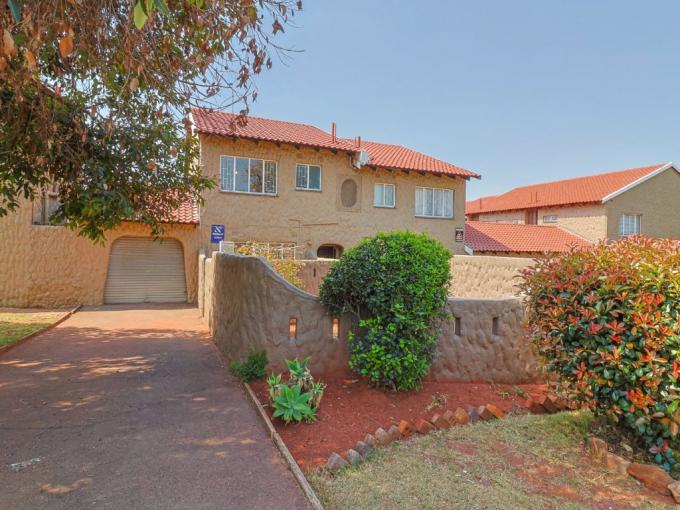 2 Bedroom Simplex for Sale For Sale in Constantia Kloof - MR653252