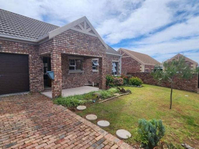 2 Bedroom House for Sale For Sale in Oudtshoorn - MR653487