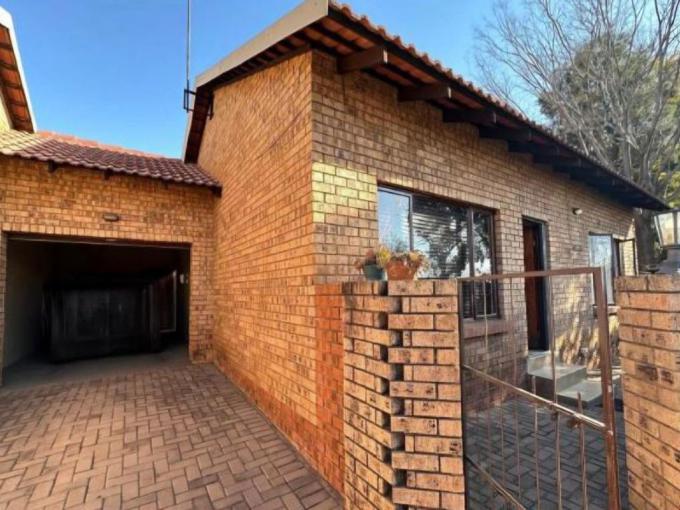 2 Bedroom Simplex for Sale For Sale in Middelburg - MP - MR653506