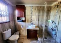 Main Bathroom of property in Cambridge West