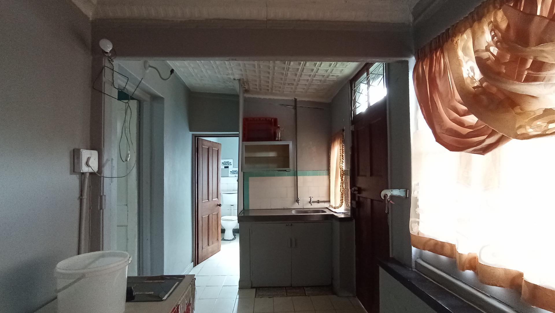 Kitchen - 12 square meters of property in Bezuidenhout Valley