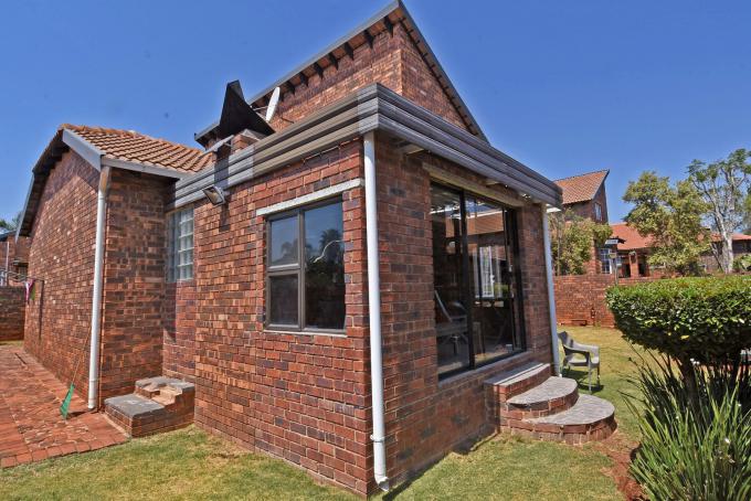 3 Bedroom Sectional Title for Sale For Sale in Weltevreden Park - MR653968