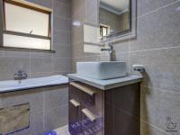 Main Bathroom - 7 square meters of property in Kengies