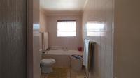 Bathroom 1 - 5 square meters of property in Northcliff