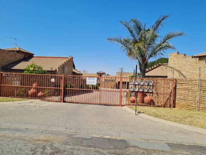 3 Bedroom Simplex for Sale For Sale in Kibler Park - MR654613