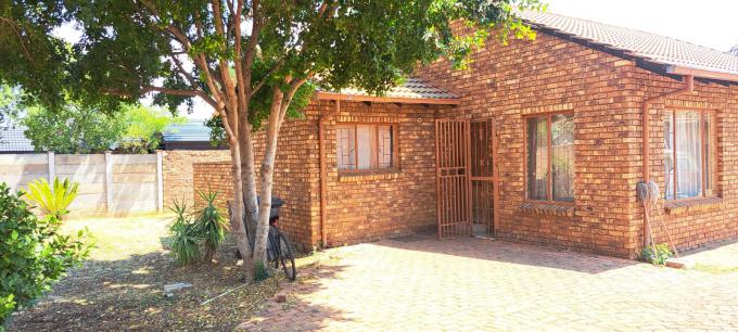 2 Bedroom House for Sale For Sale in The Orchards - MR655221