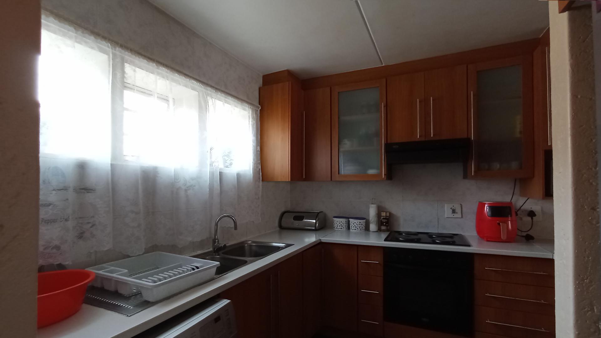 Kitchen - 9 square meters of property in Mondeor