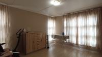 Main Bedroom - 18 square meters of property in Mondeor