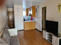 Lounges - 23 square meters of property in Mondeor