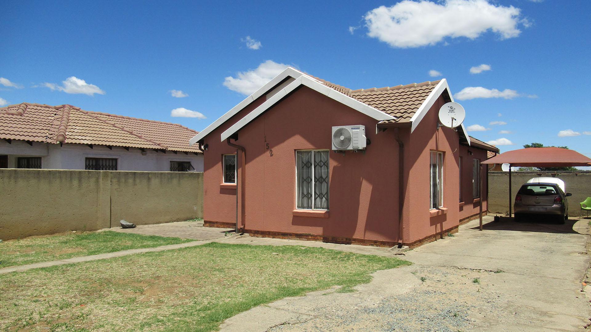 Front View of property in Alveda