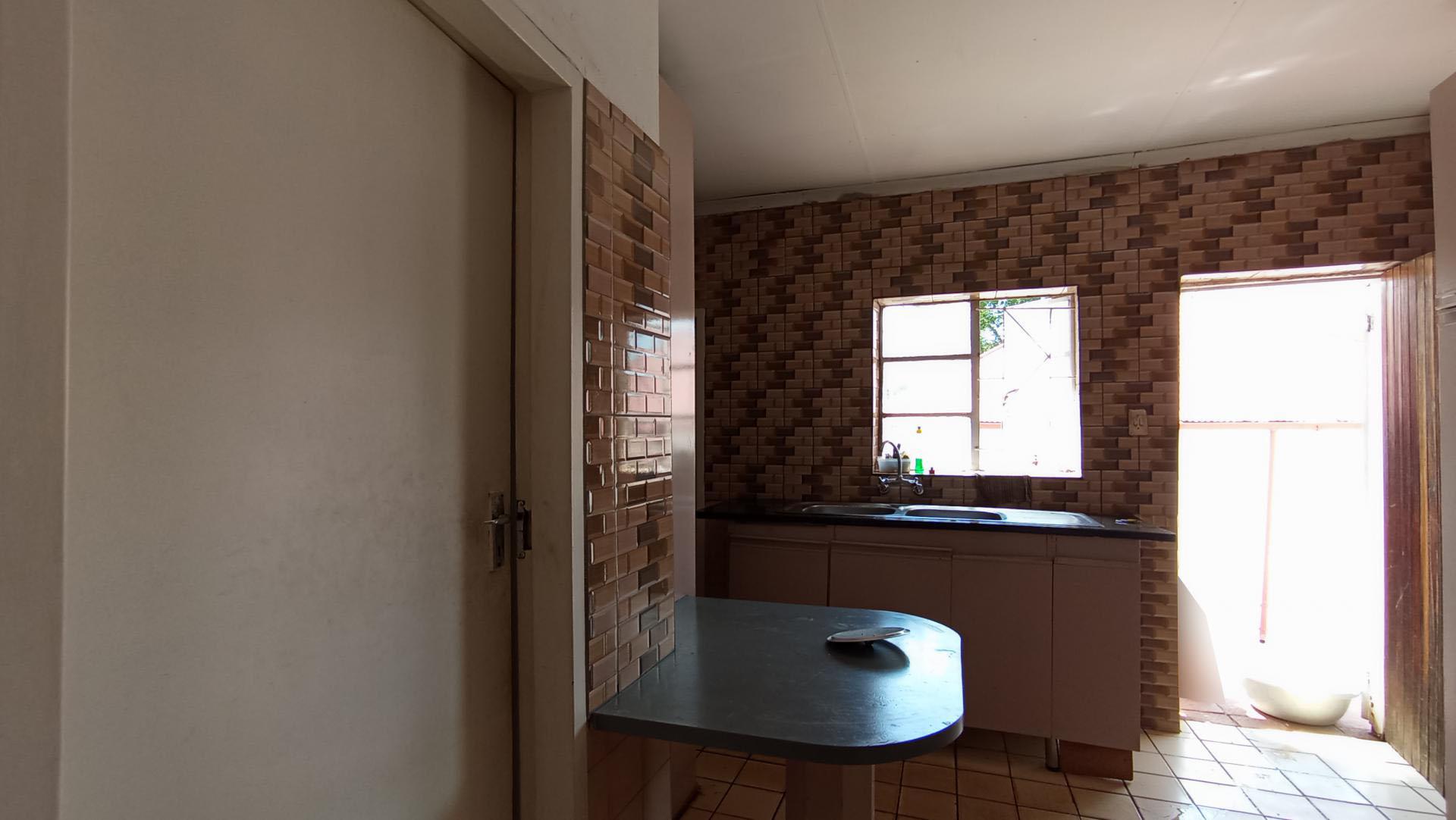 Kitchen - 40 square meters of property in Bezuidenhout Valley