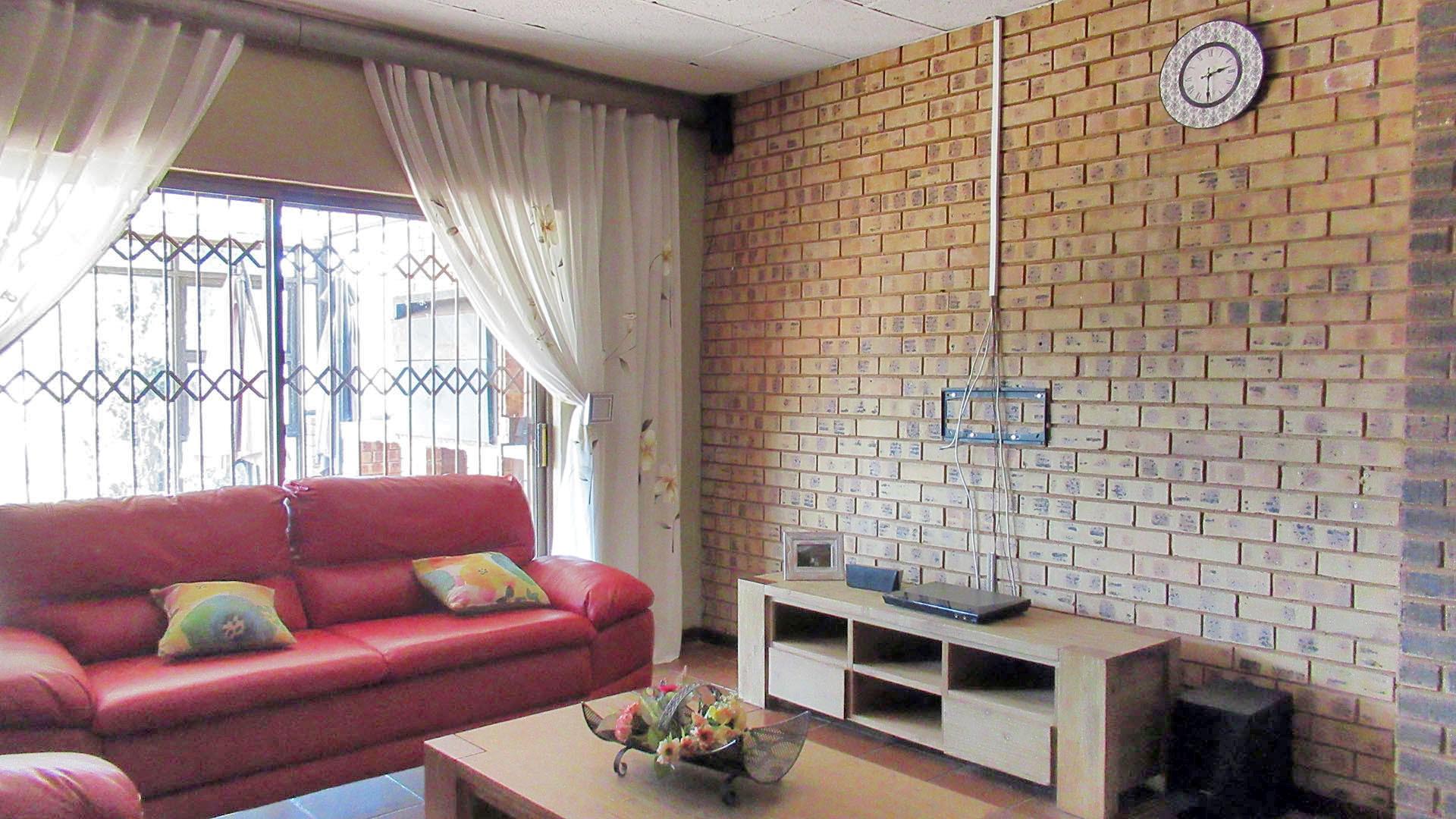 TV Room - 24 square meters of property in Glenvista