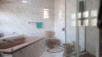 Main Bathroom - 13 square meters of property in Glenvista