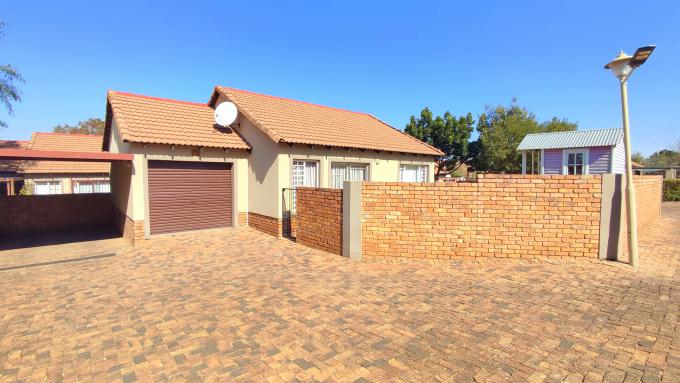 2 Bedroom Simplex for Sale For Sale in Rooihuiskraal North - MR656073