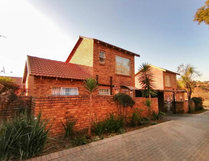 3 Bedroom Duplex for Sale For Sale in Wilgeheuwel  - MR656336