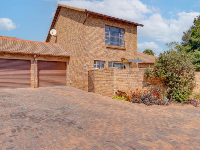 4 Bedroom Simplex for Sale For Sale in Weltevreden Park - MR656410