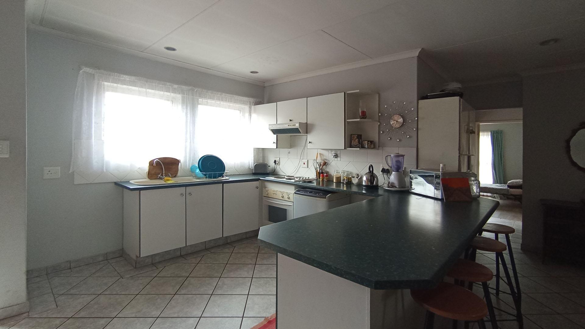 Kitchen - 12 square meters of property in Die Hoewes