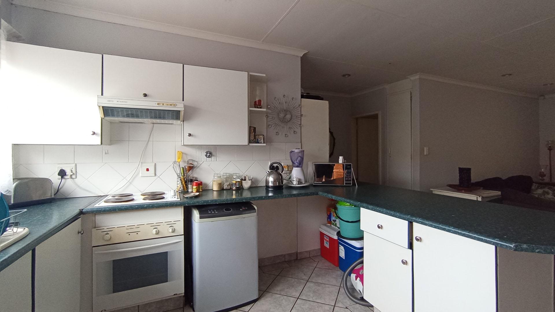 Kitchen - 12 square meters of property in Die Hoewes