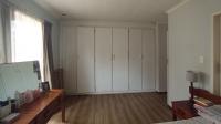 Main Bedroom - 20 square meters of property in Die Hoewes