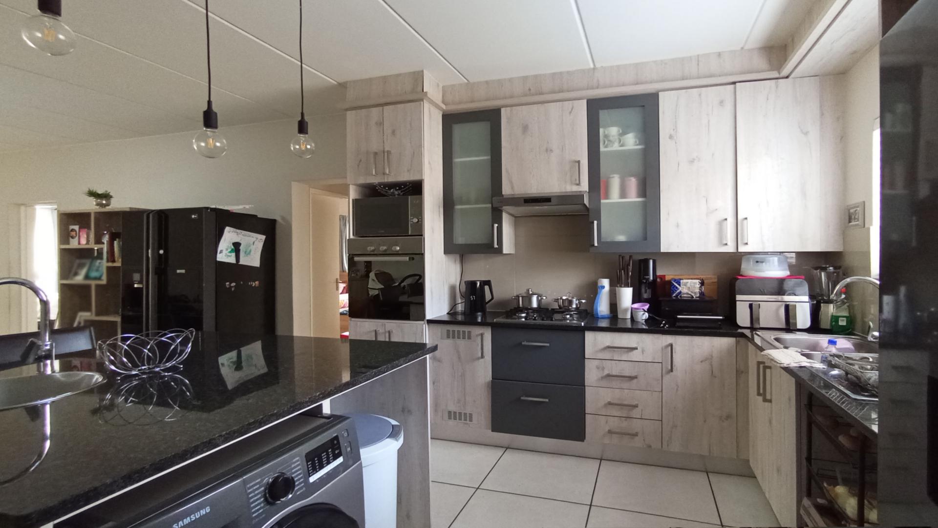 Kitchen - 14 square meters of property in North Riding A.H.