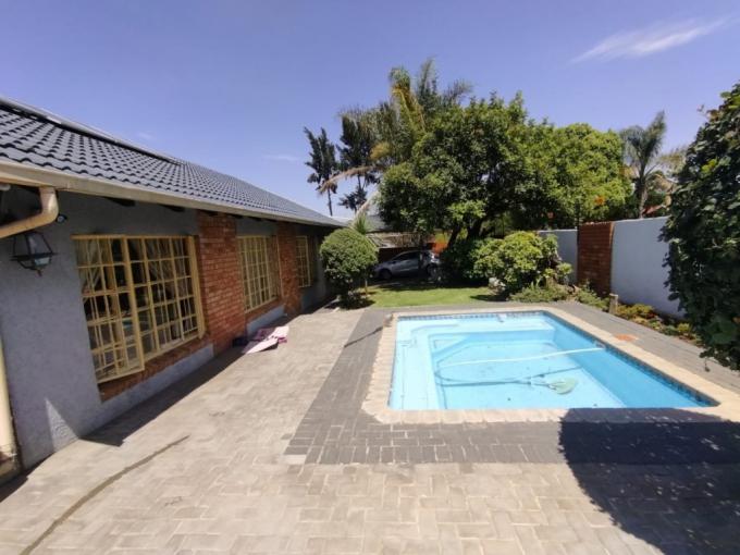 3 Bedroom Simplex for Sale For Sale in Garsfontein - MR657025