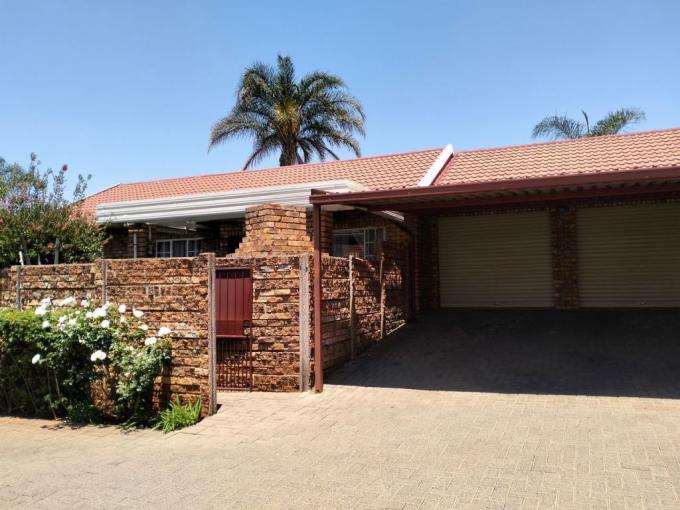 3 Bedroom Simplex for Sale For Sale in Rooihuiskraal North - MR657160