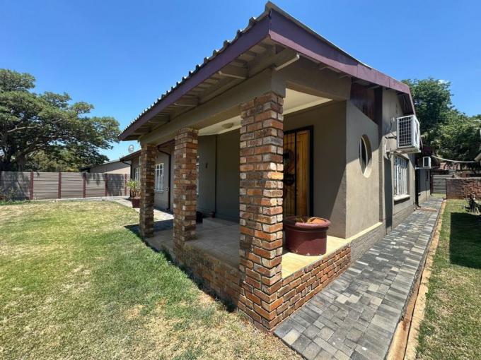 4 Bedroom House for Sale For Sale in Protea Park Remove - MR657183