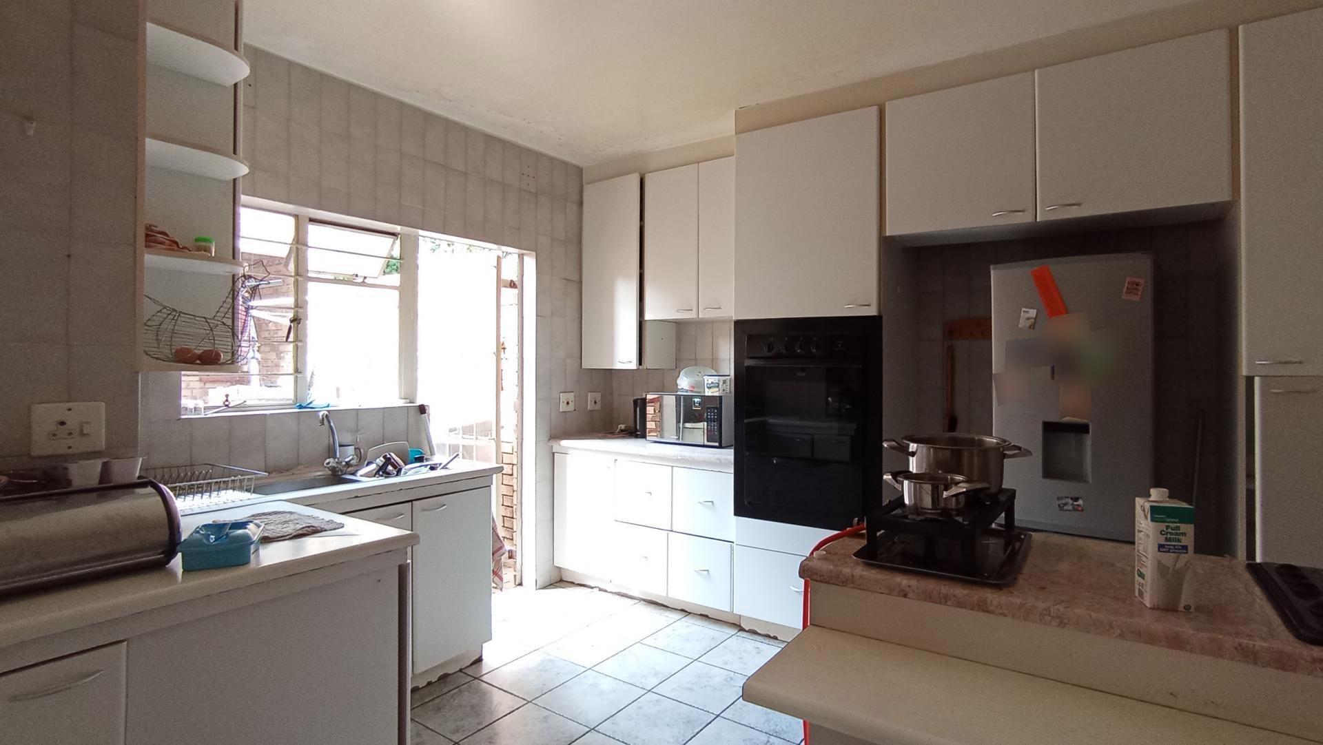 Kitchen - 17 square meters of property in Corlett Gardens