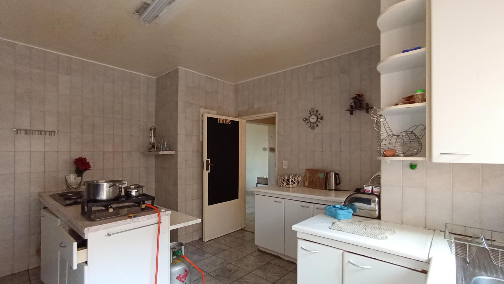 Kitchen - 17 square meters of property in Corlett Gardens