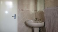 Bathroom 1 - 5 square meters of property in Oberholzer