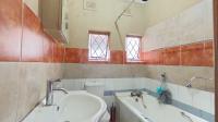 Bathroom 1 - 4 square meters of property in Grosvenor