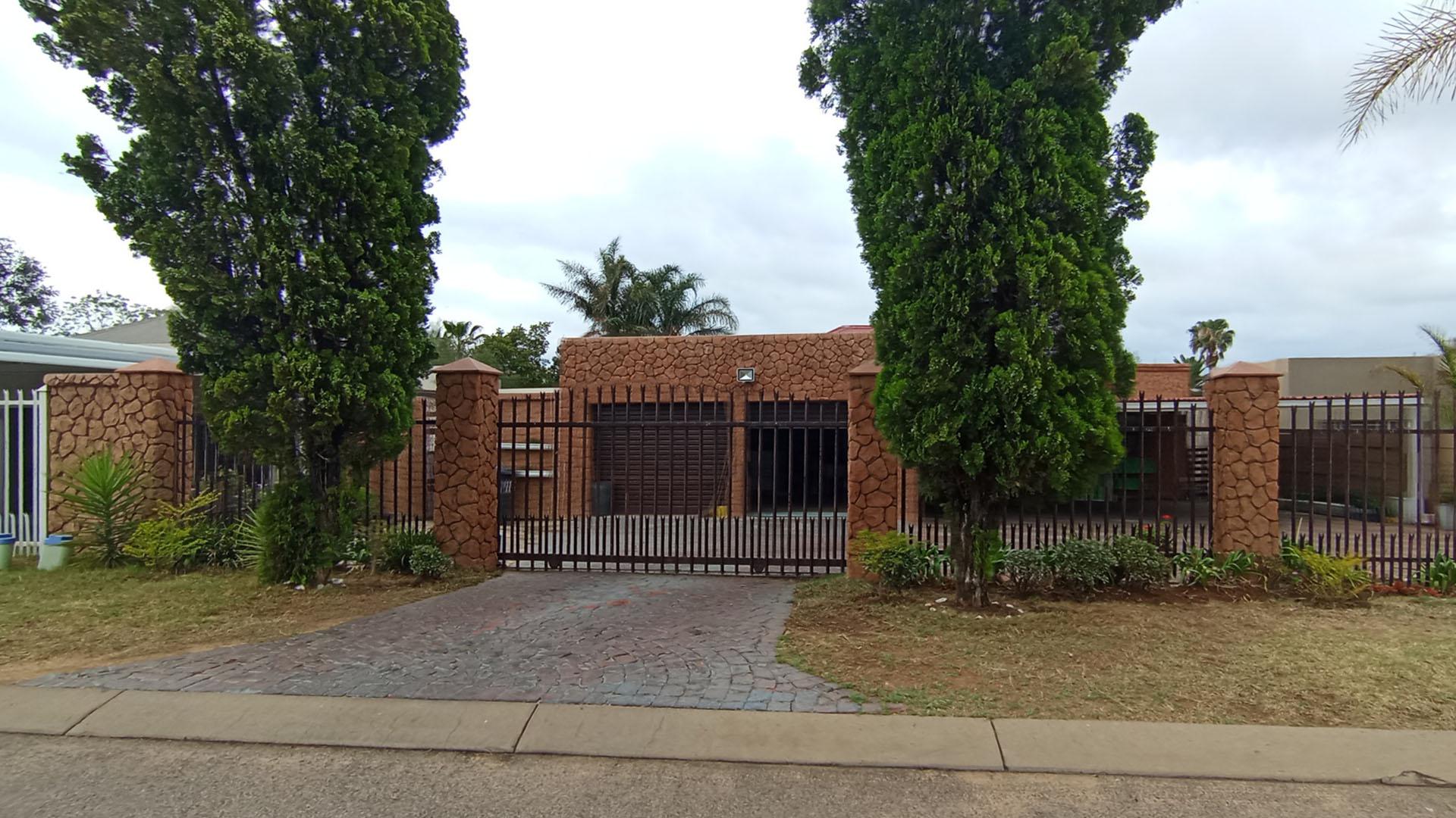 Front View of property in The Reeds