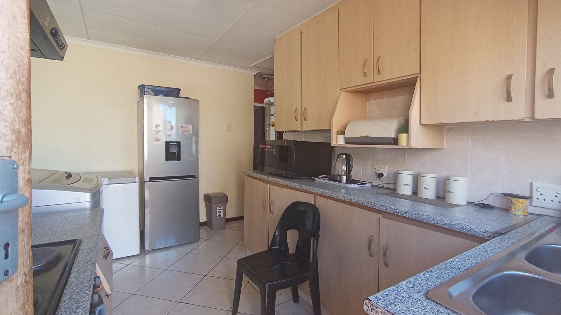 Kitchen - 11 square meters of property in Soshanguve