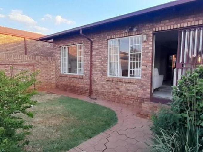 2 Bedroom Simplex for Sale For Sale in Rooihuiskraal North - MR657778