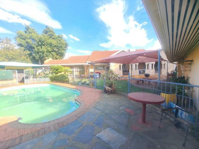 4 Bedroom House for Sale For Sale in Protea Park Remove - MR657795