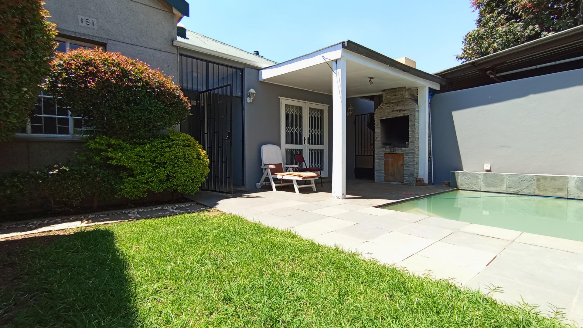 Front View of property in Orange Grove