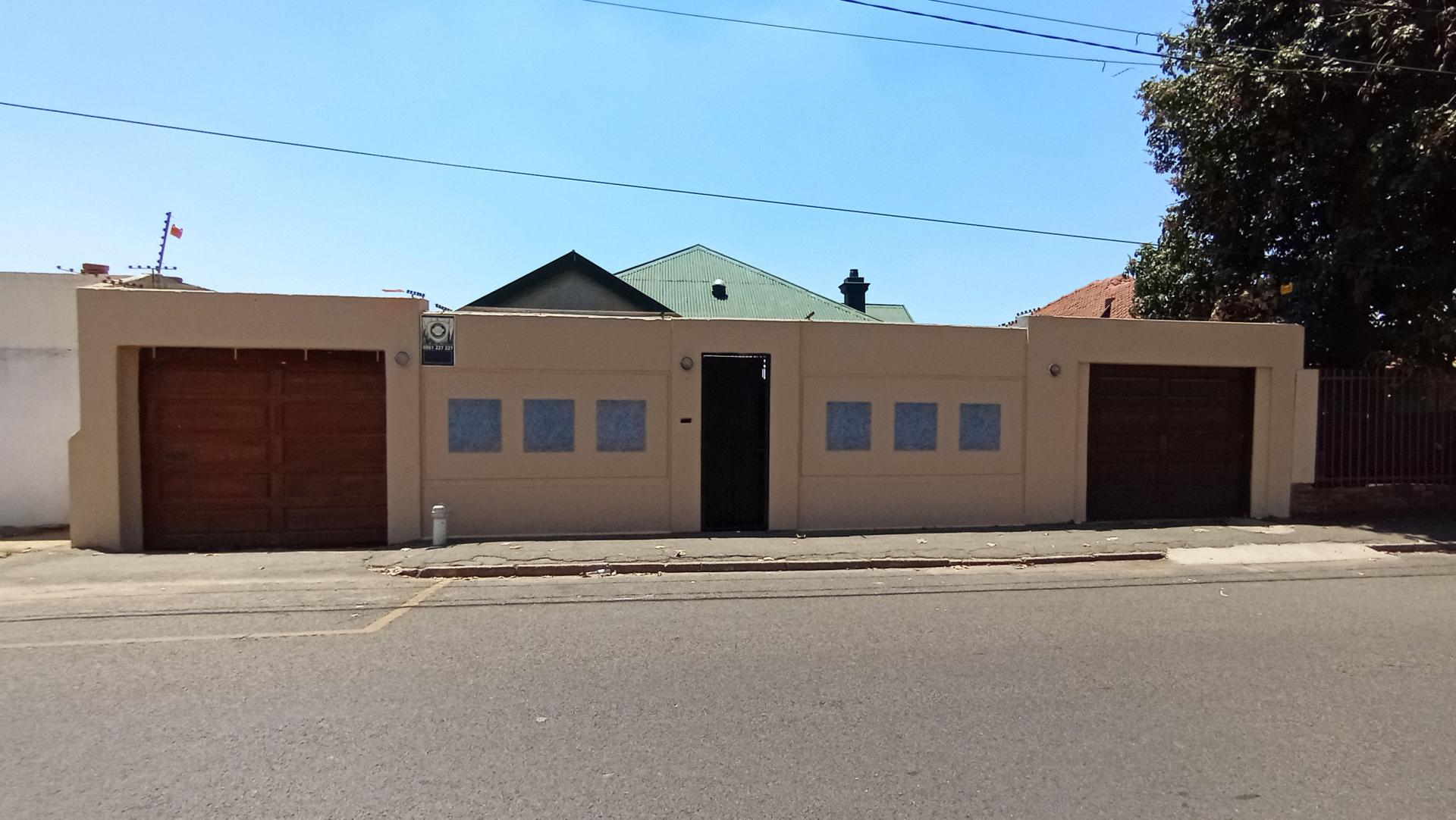 Front View of property in Orange Grove