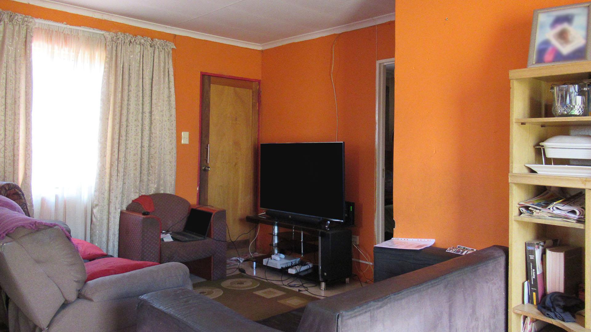 Lounges - 9 square meters of property in Protea Glen