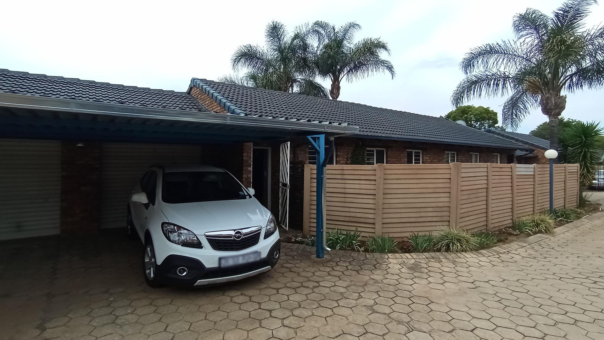 Front View of property in Rooihuiskraal North