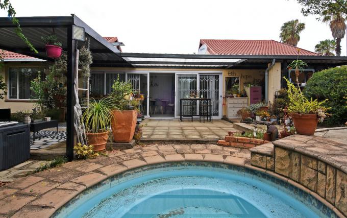 2 Bedroom House for Sale For Sale in Weltevreden Park - MR658083