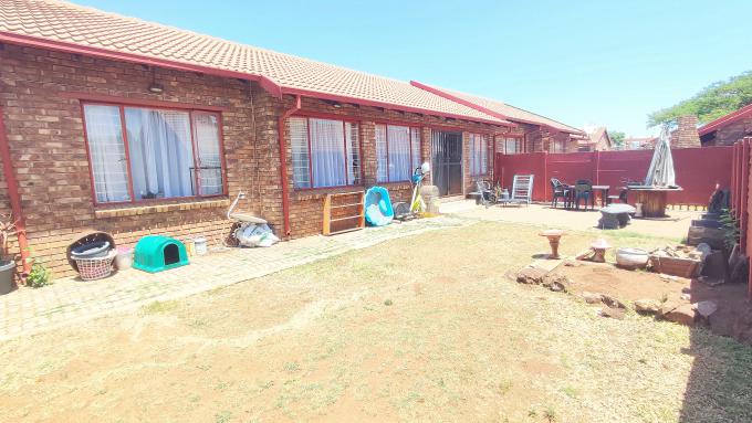 3 Bedroom Simplex for Sale For Sale in Rooihuiskraal North - MR658105