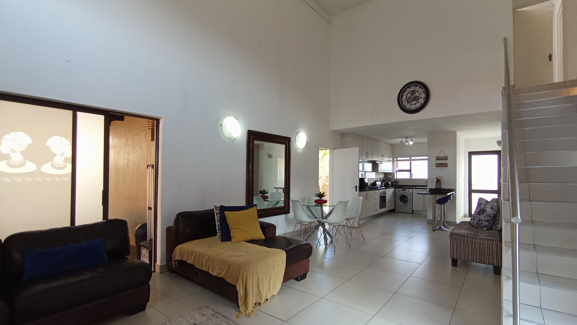 Lounges - 17 square meters of property in Needwood