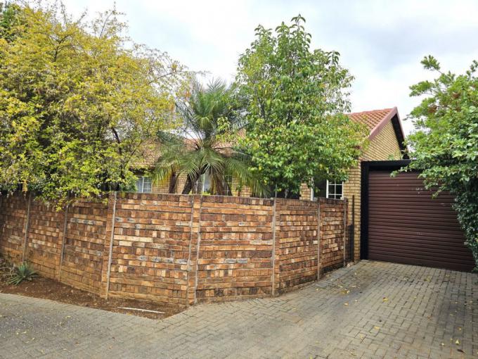 2 Bedroom Simplex for Sale For Sale in Garsfontein - MR658215