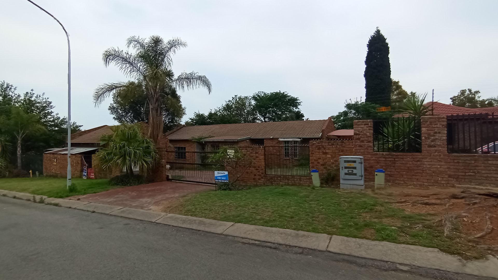 Front View of property in The Reeds