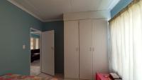 Bed Room 2 - 13 square meters of property in Florida Glen