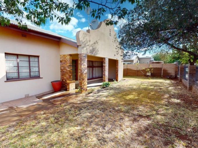 4 Bedroom House for Sale For Sale in Upington - MR658397