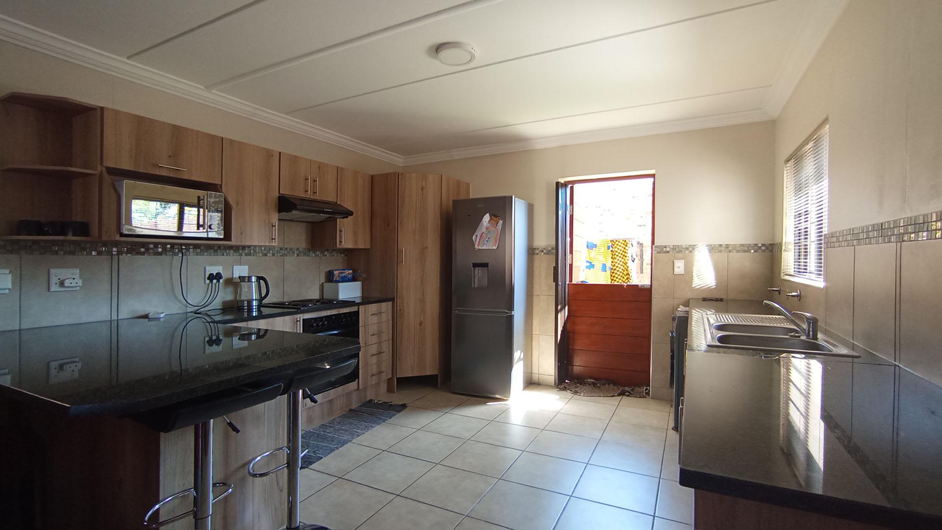 Kitchen - 19 square meters of property in Equestria