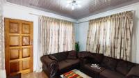 Lounges - 12 square meters of property in Mapleton