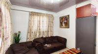 Lounges - 12 square meters of property in Mapleton